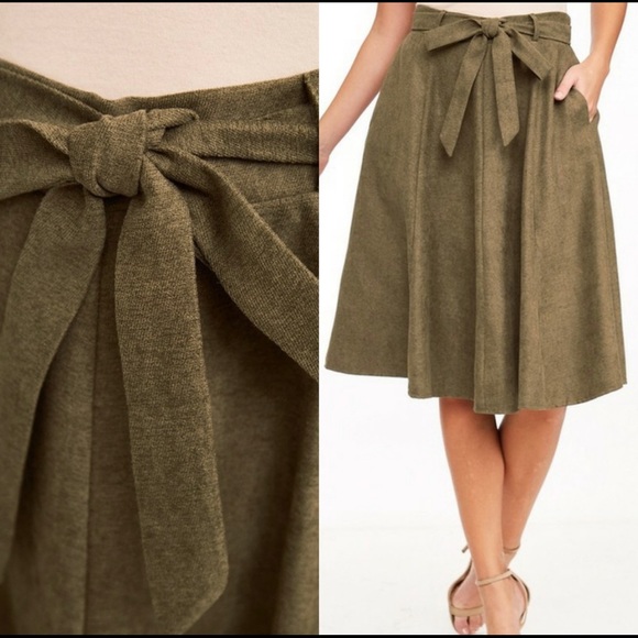 Olive Green skirt with pockets - Picture 1 of 5